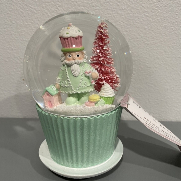 Christmas Cupcake Snow Globe Pastel Colors Musical Candy Land Theme Hoilday - Picture 13 of 14